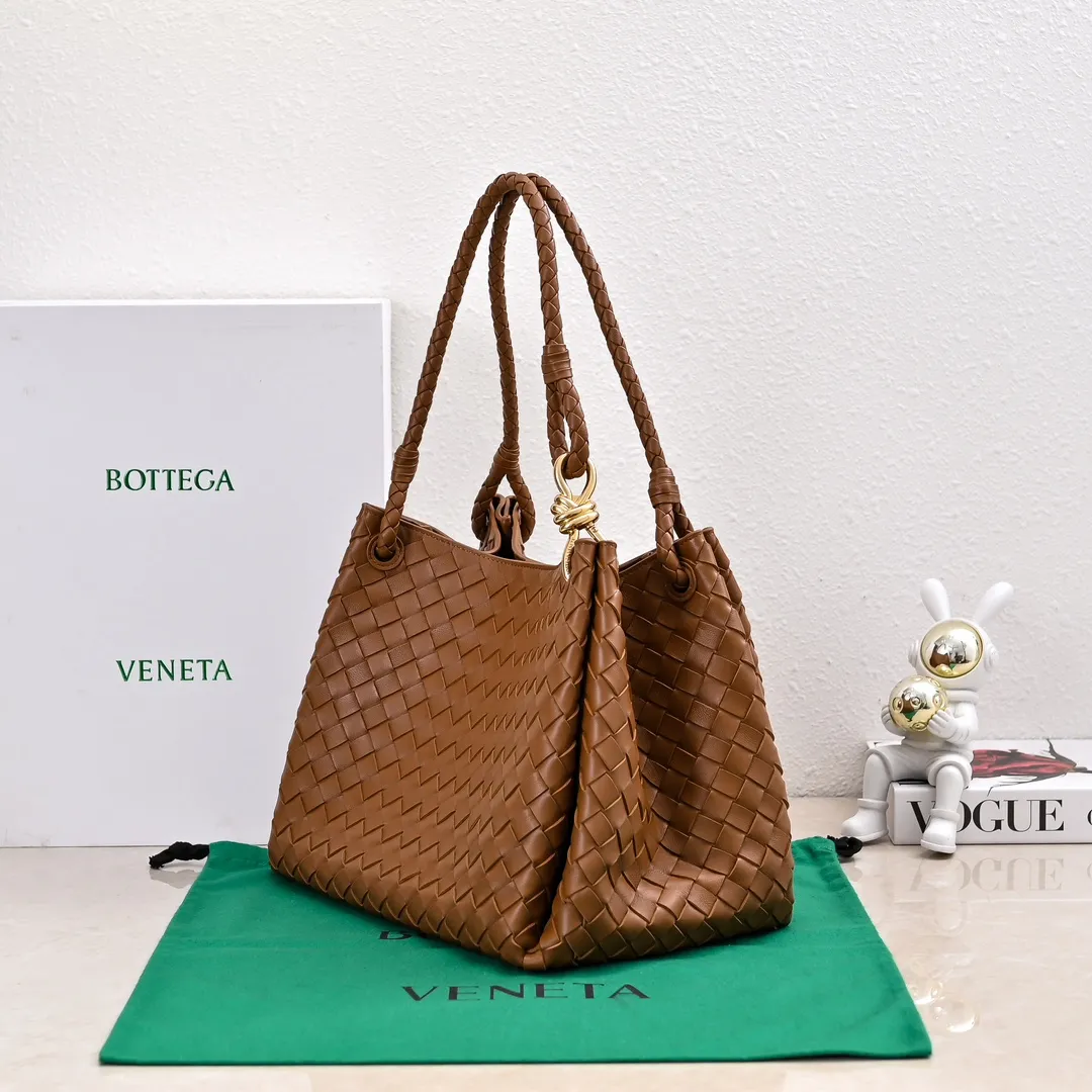 Batch 2660 24 early autumn new model Andiamo Parachute is made of a whole piece of woven leather and is processed with folding stitching at the four corners # Craftsmanship and creativity. Large size is atmospheric and practical. One of the must-selects for BV. Large space, can hold a computer, thick shoulder strap, very comfortable on the shoulder. Large parachute upper body real photo can be carried on the back. The upper body is versatile and cute☺️ Style number: 6571 Size: 30*26*20cm